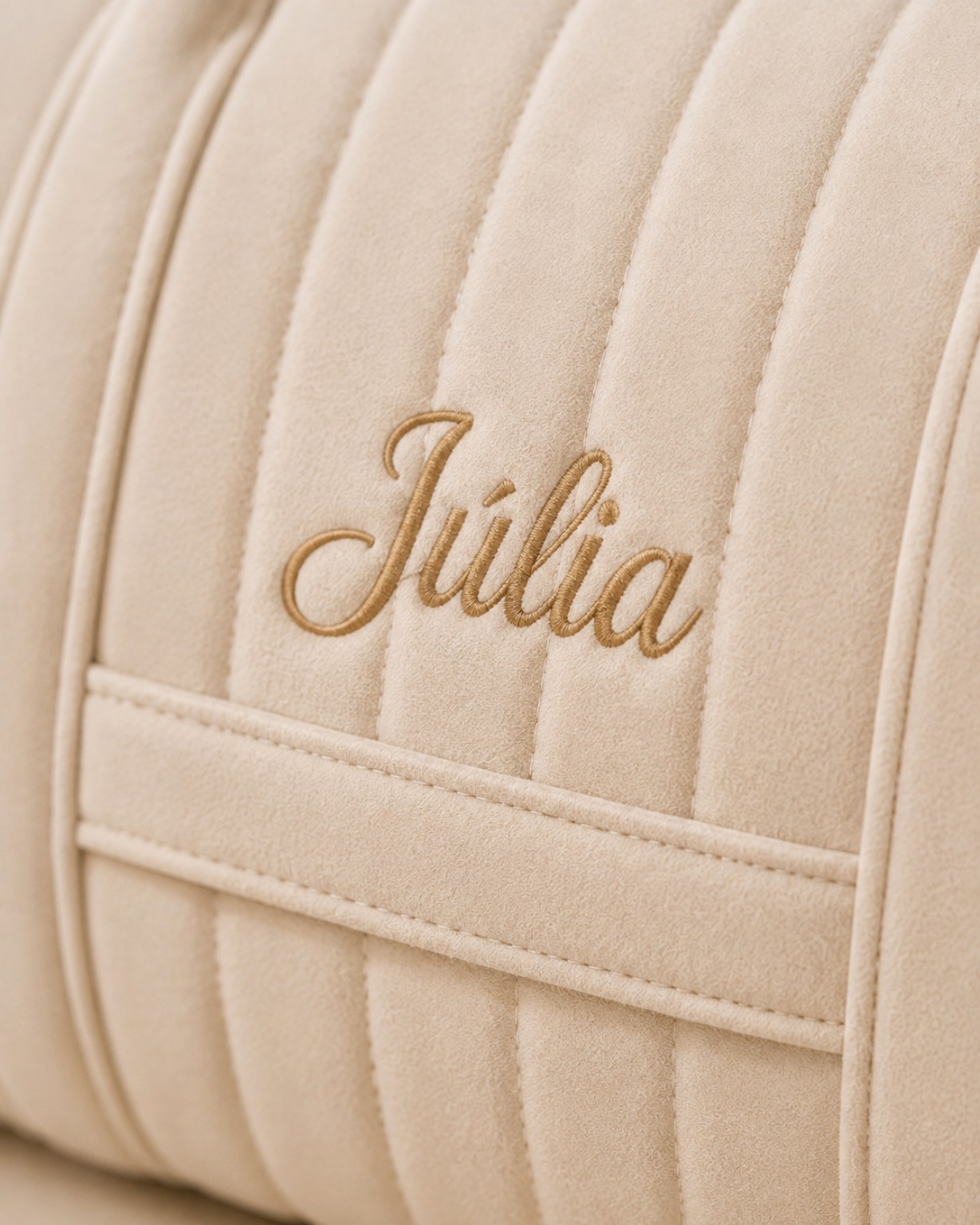 Close do bordado personalizado Júlia na Bolsa OONA Cream